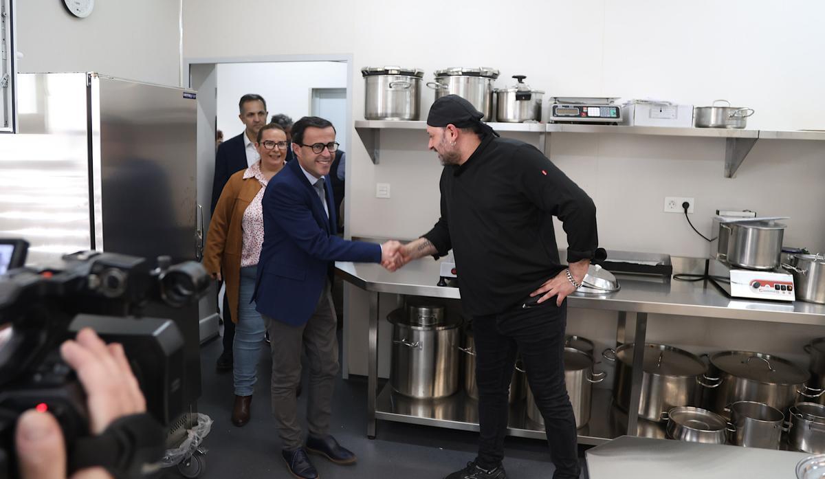 El presidente de Diputación, Miguel Ángel Gallardo, visita la nueva cocina de la residencia.