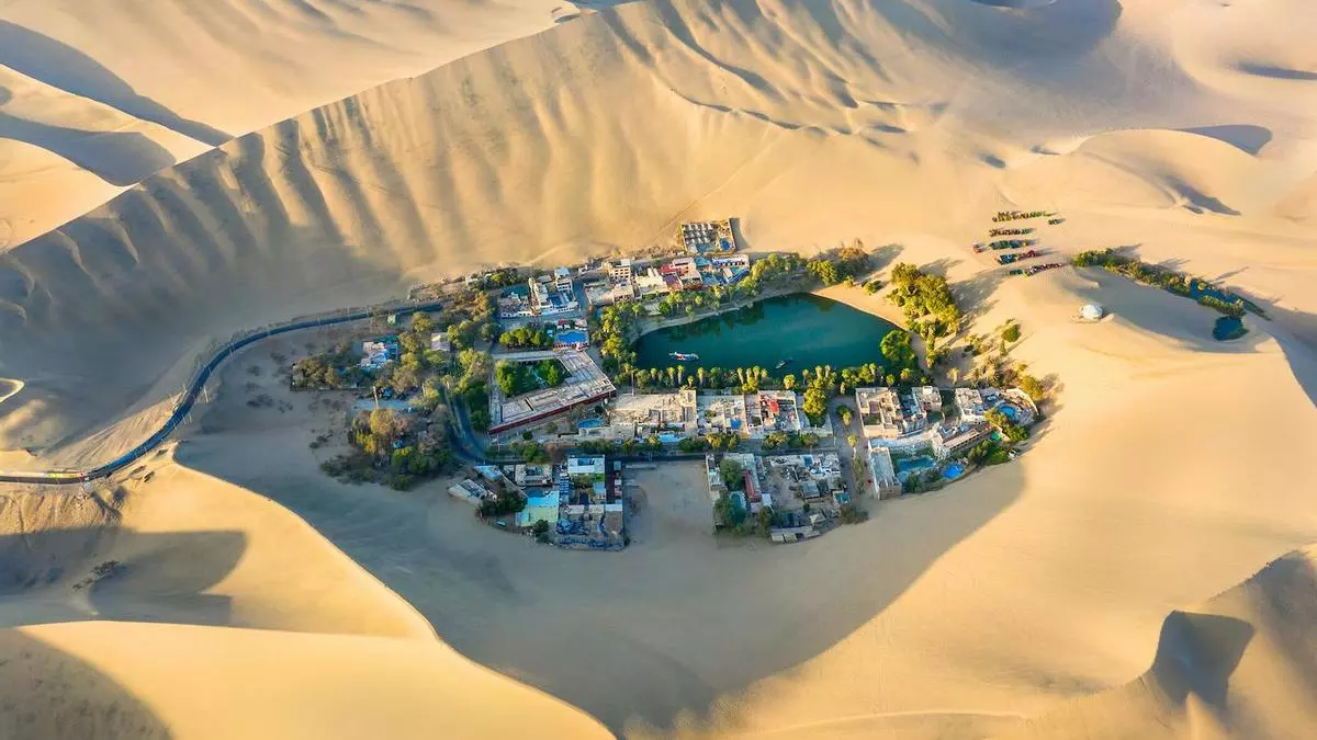 El oasis más espectacular del mundo es una laguna de aguas verdes entre dunas, no está en África y tiene una sirena centenaria