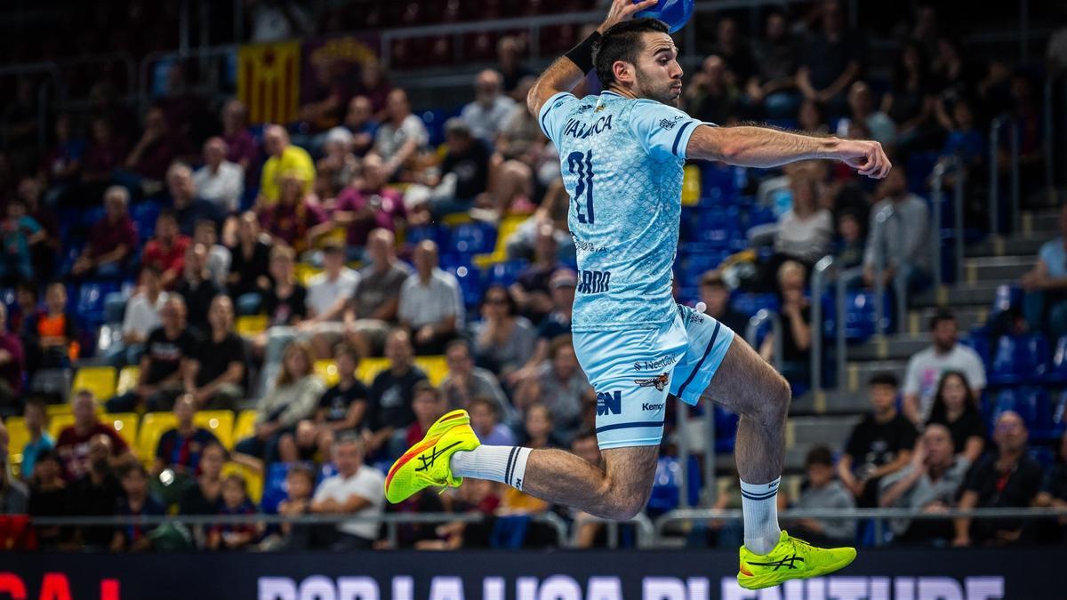 El extremo del Frigoríficos Jaime Gallardo se dispone a batir a Gonzalo Pérez de Vargas en un momento del partido de ayer en el Palau Blaugrana contra el F.C.Barcelona.