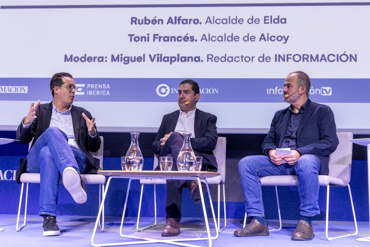 Rubén Alfaro y Toni Francés, alcaldes de Alcoy y elda respectivamente, junto al redactor miguel Vilaplana, que ha actuado como moderador.