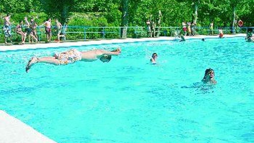 Las piscinas de Oira ayer, en su primer día de apertura al público de la presente temporada. / jesús regal