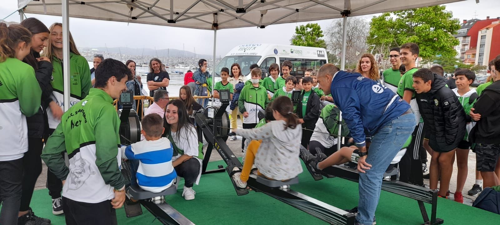 Niños practicando el remoergómetro en la fiesta del remo moañés.