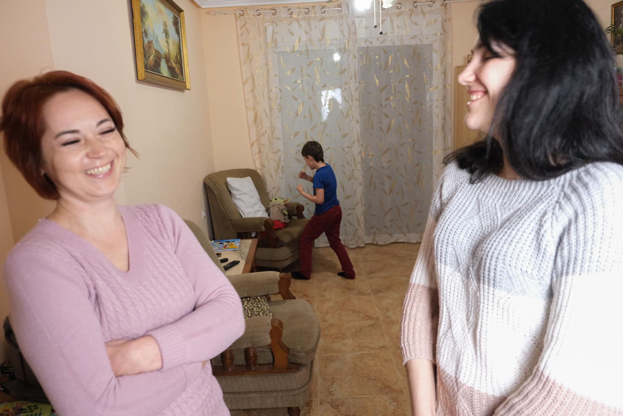 Viktoria, su hijo Tymofii y Natalia en su casa en Torrevieja