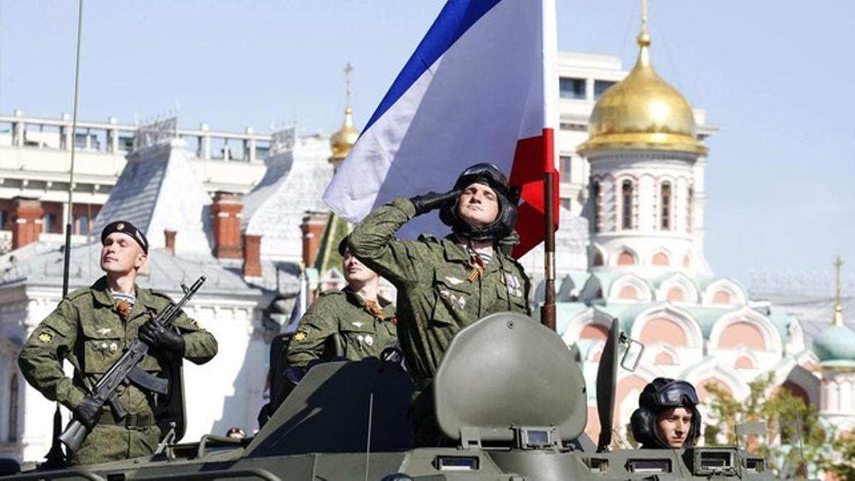 Soldados rusos durante la parada militar de hoy en la Plaza Roja