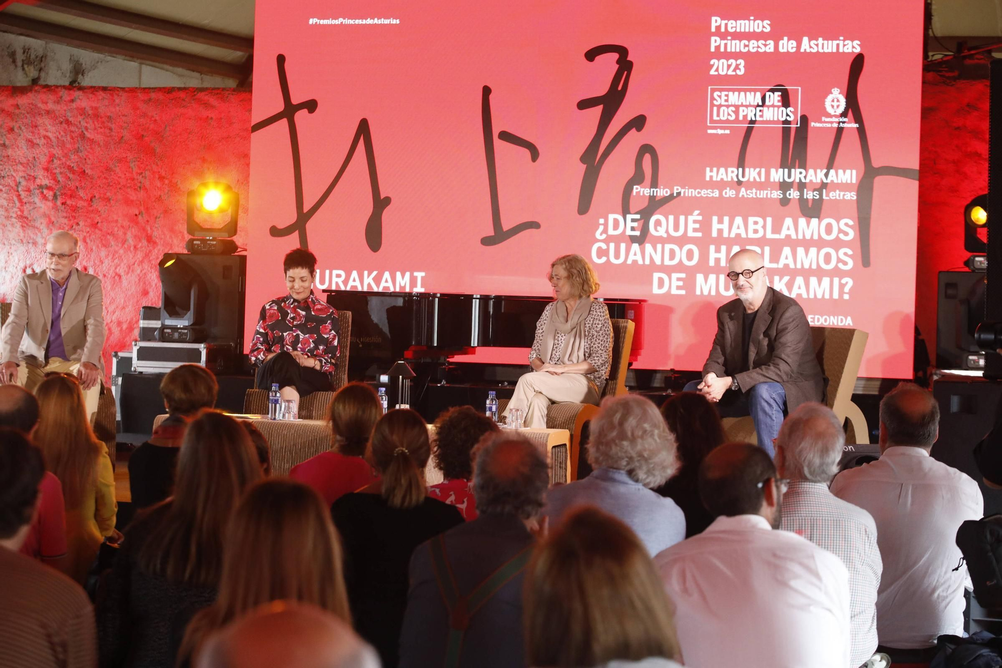 Mesa Redonda "¿De qué hablamos cuando hablamos de Murakami? Murakami en la orilla" en Edificio Tabacalera (Gijón)