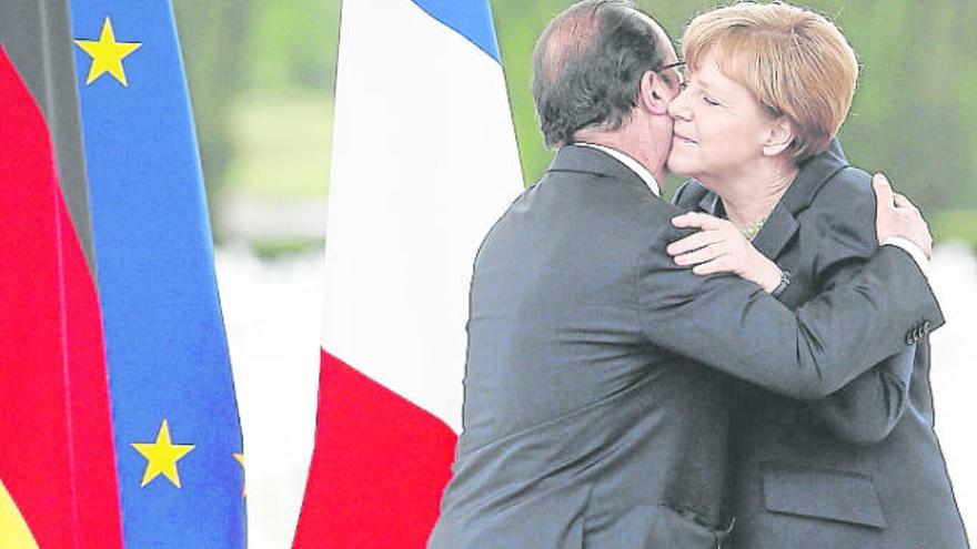 François Hollande i Angela Merkel abraçant-se durant l&#039;acte a Verdun