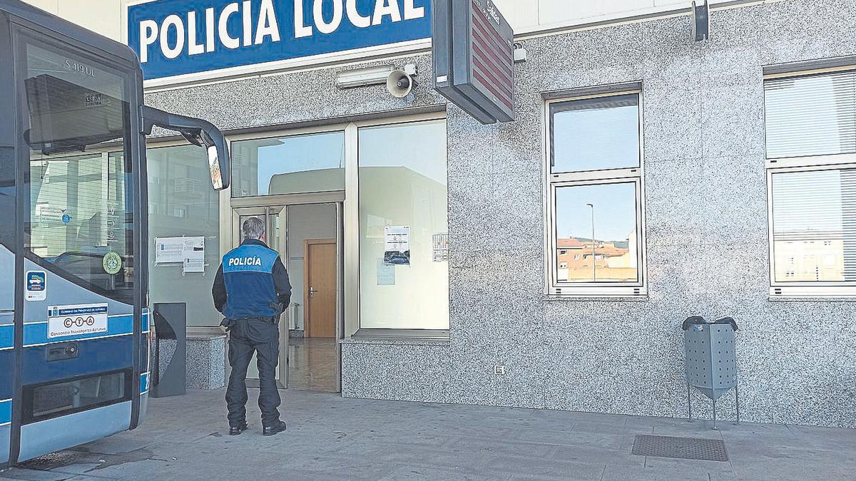 Un agente, ante la comisaría local de Grado.