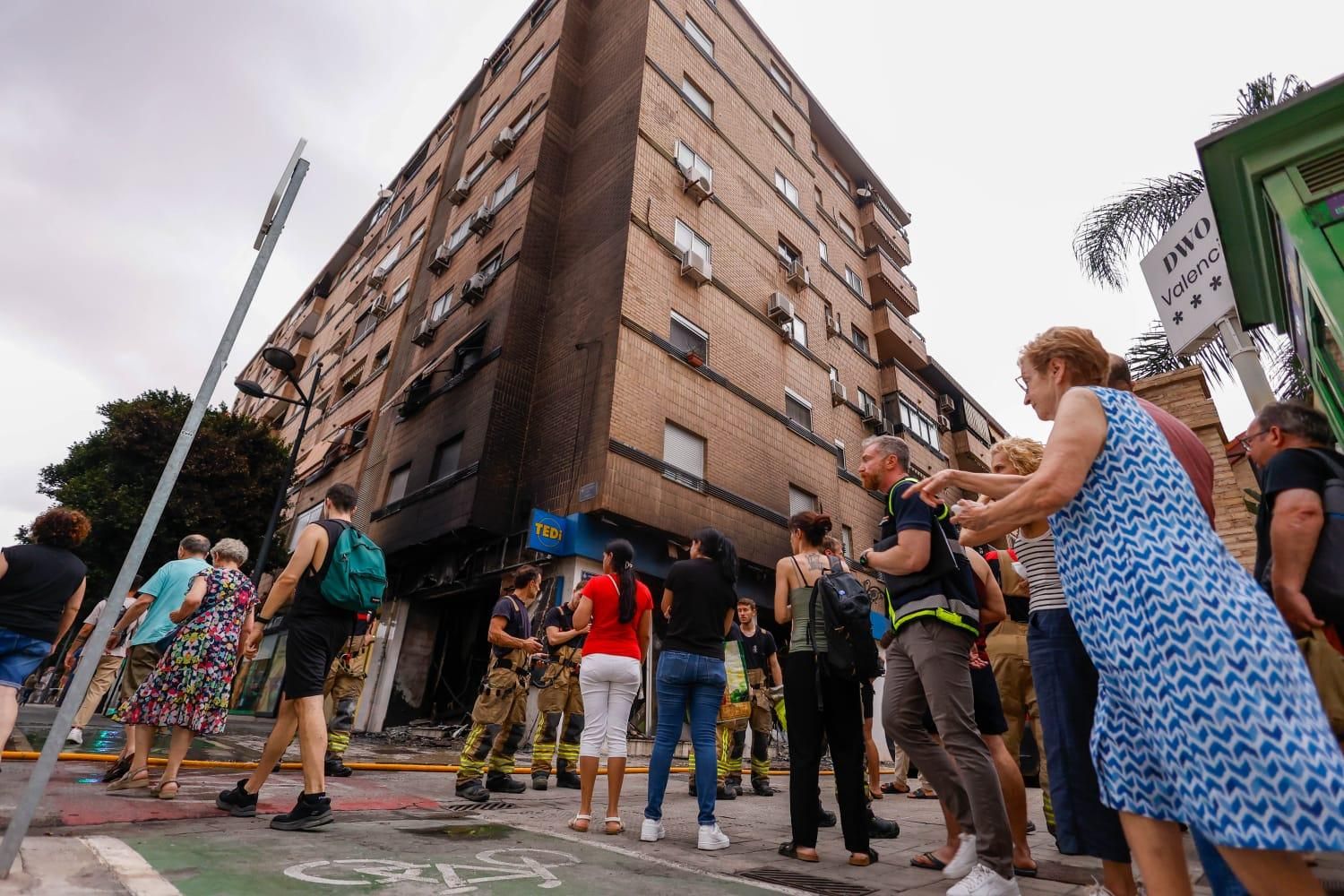 Los vecinos desalojados por el incendio en la avenida del Puerto esperan para entrar en sus casas