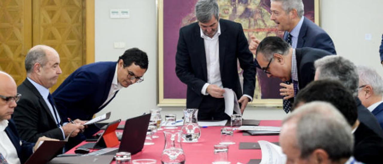 Los dos presidentes de las patronales canarias (derecha), Manrique de Lara y José Carlos Francisco, toman asiento al inicio del Consejo Asesor.