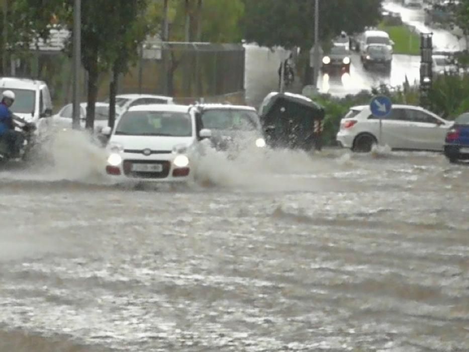 Calles inundadas por la tormenta en la rotonda de Son Moix