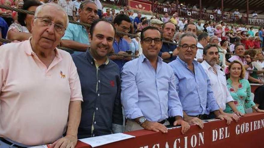 El burladero de la Subdelegación, con Antonio Guadamuro, Borja Ortiz, Briones, Salvador Ruiz, José Ramón Mendaza y Susana Villaverde.