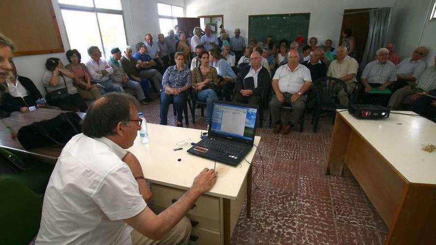 Afectados por la parcelaria de Codeseda con técnicos de Medio Rural y Patrimonio, en 2016. // Bernabé /V.E.