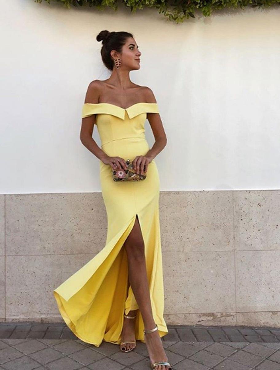 Mery Turiel con vestido amarillo