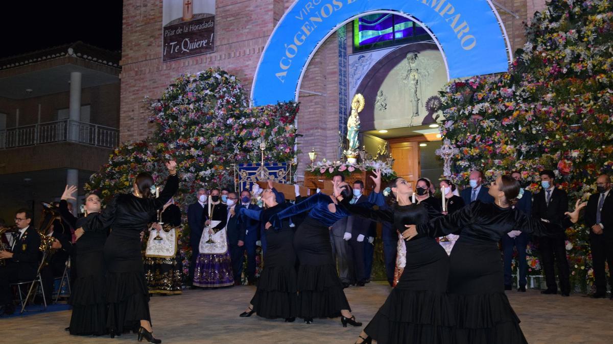 Imagen de la salida de la imagen de la Patrona de Pilar de la Horadada a la fachada de la iglesia parroquial