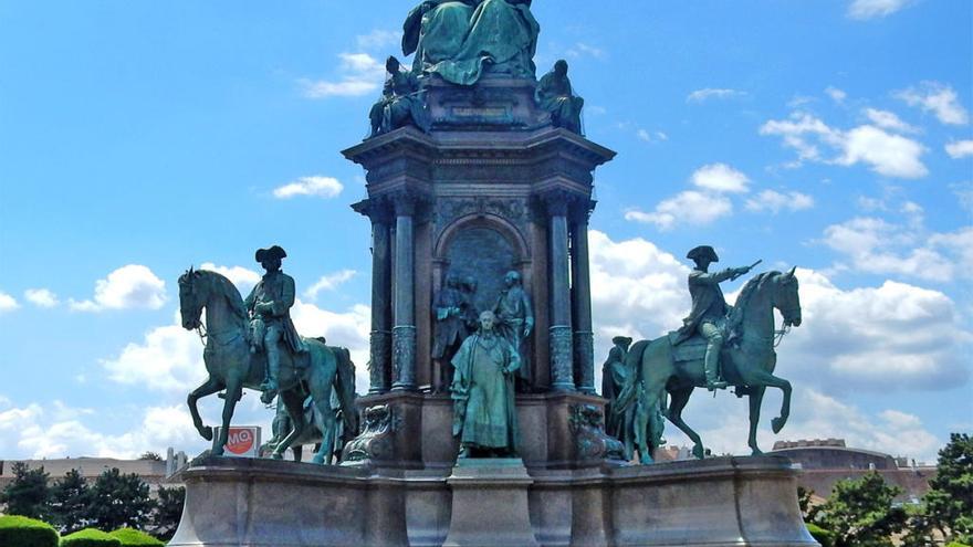 Imatge de l´estàtua de Maria Teresa d&#039;Habsburg a Viena, que molts turistes confonen amb Sissí.