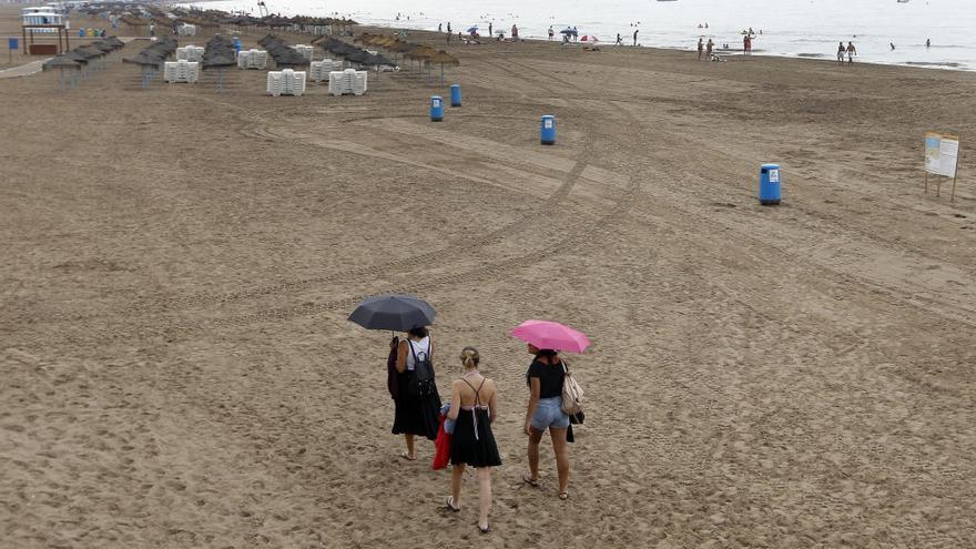 La tormenta de hoy ha dejado casi vacía la playa en de la Malvarrosa en València.