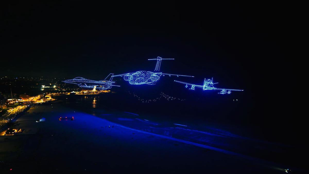 Tres aviones hechos con drones.