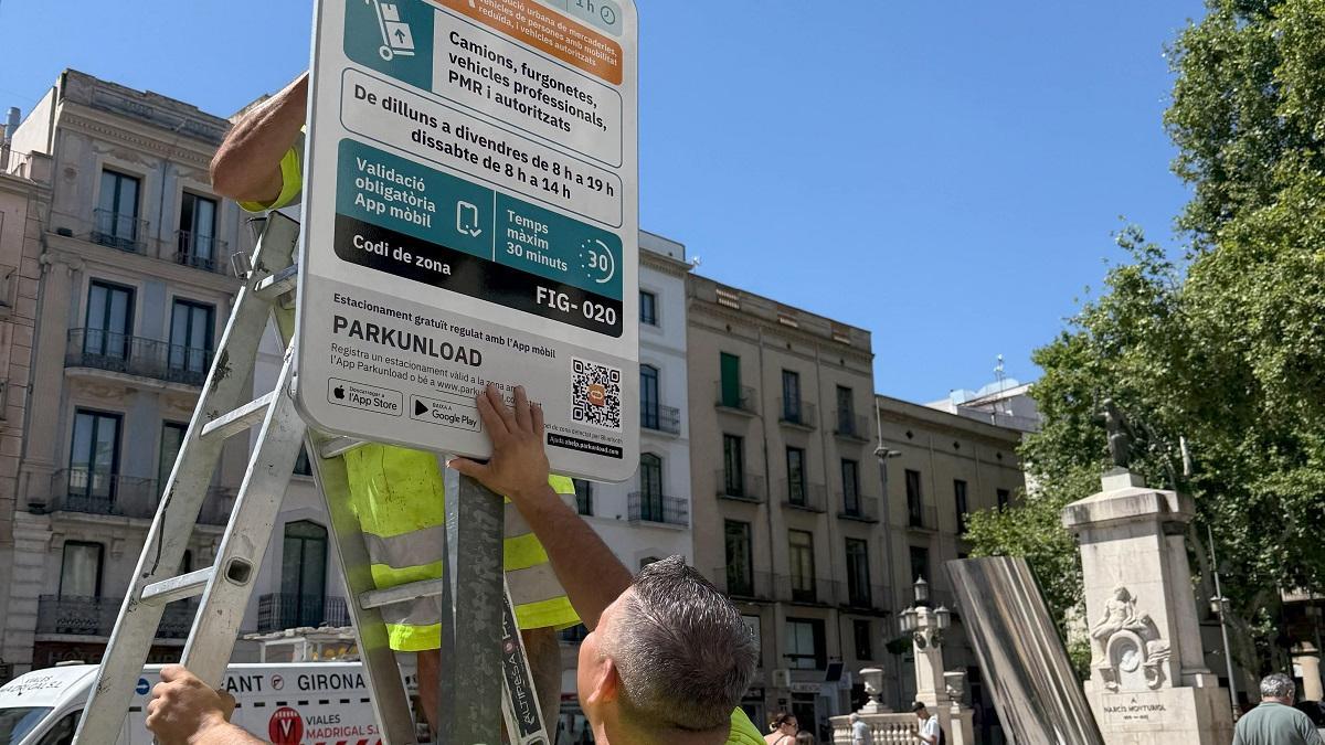 Un dels cartells de la zona DUMA de la Rambla de Figueres.