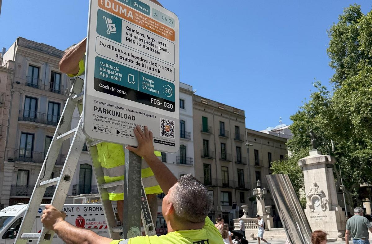 Un dels cartells de la zona DUMA de la Rambla de Figueres.
