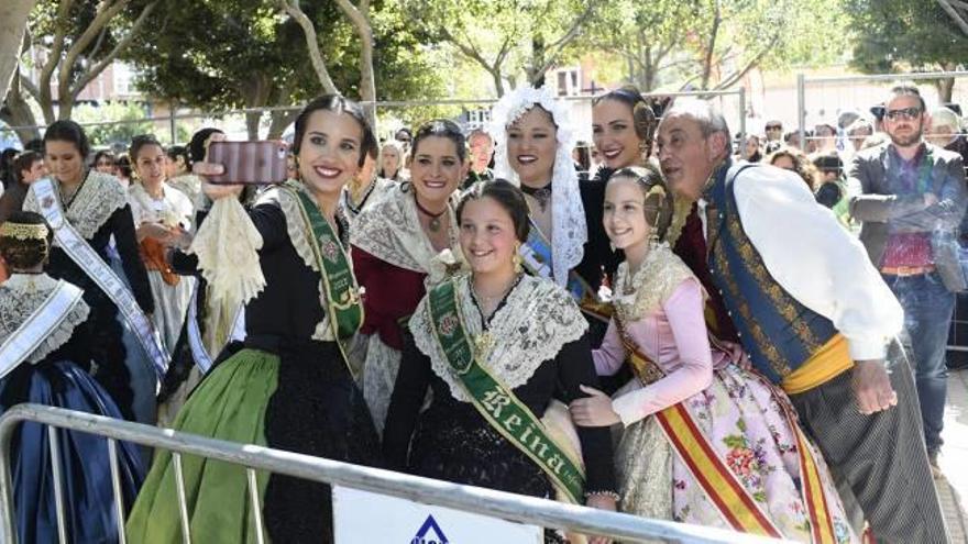 La reina es va fer un selfi amb les representants de les Falles i les Fogueres.