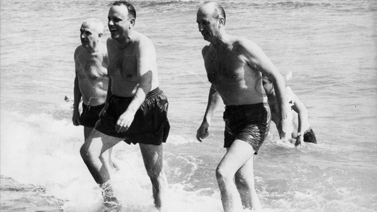 Fraga Iribarne (centro) bañándose en Palomares, en 1966.