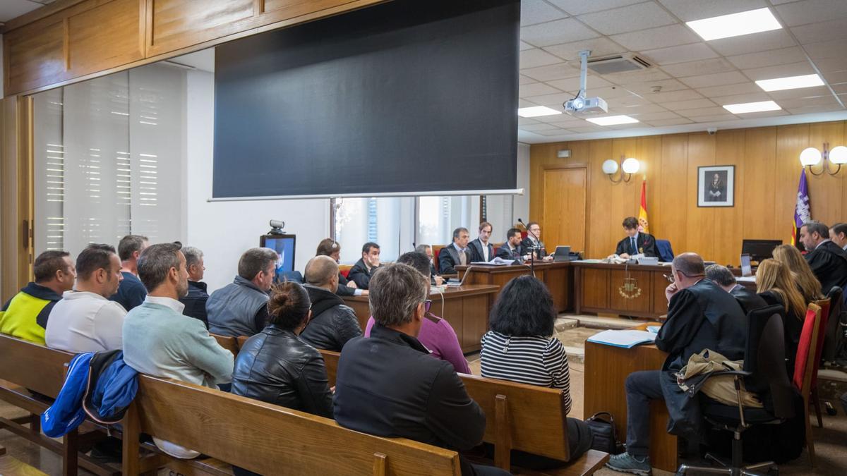 Los acusados, durante el juicio.