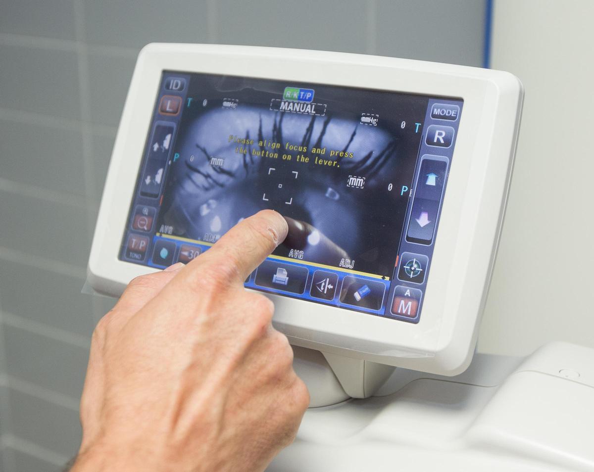Un aparato para observar la retina en un hospital público