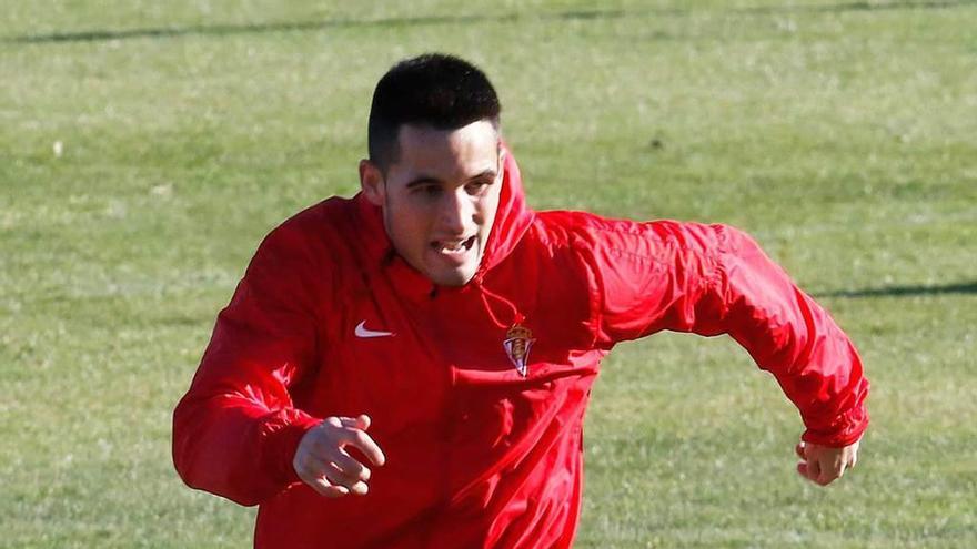 Isma López conduce el balón en el entrenamiento de ayer.