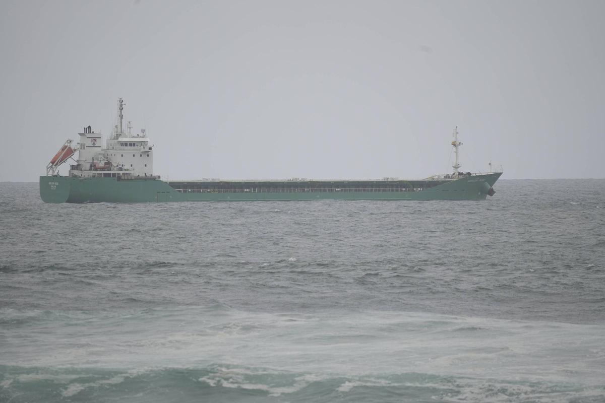 Un barco fondeado frente al Puerto de Avilés días atrás.