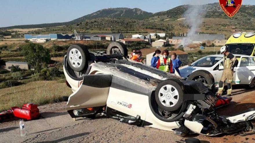 Herido tras salirse de la vía y volcar su vehículo en Herrera de los Navarros