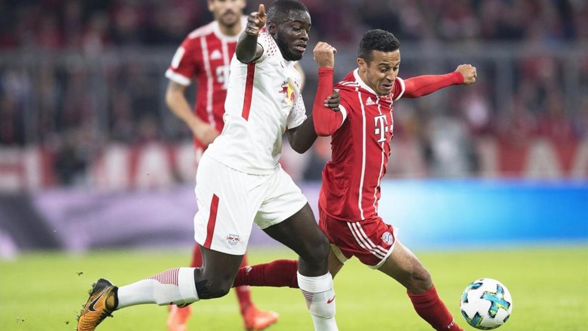 Upamecano disputando el balón con Thiago Alcántara