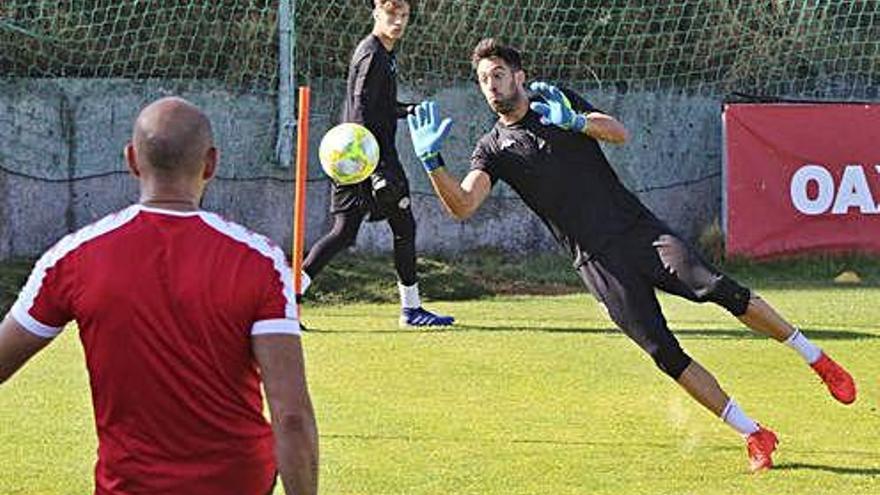 Jon Villanueva vuela para atrapar un balón.