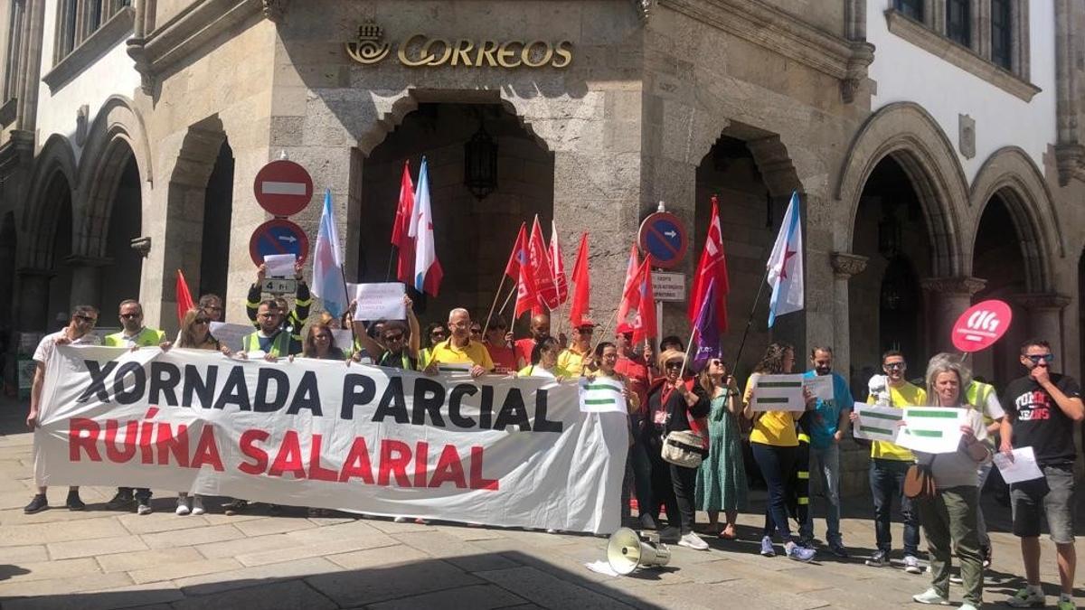 Concentración dos traballadores de Correos ás portas da oficina central de Correos na rúa do Franco