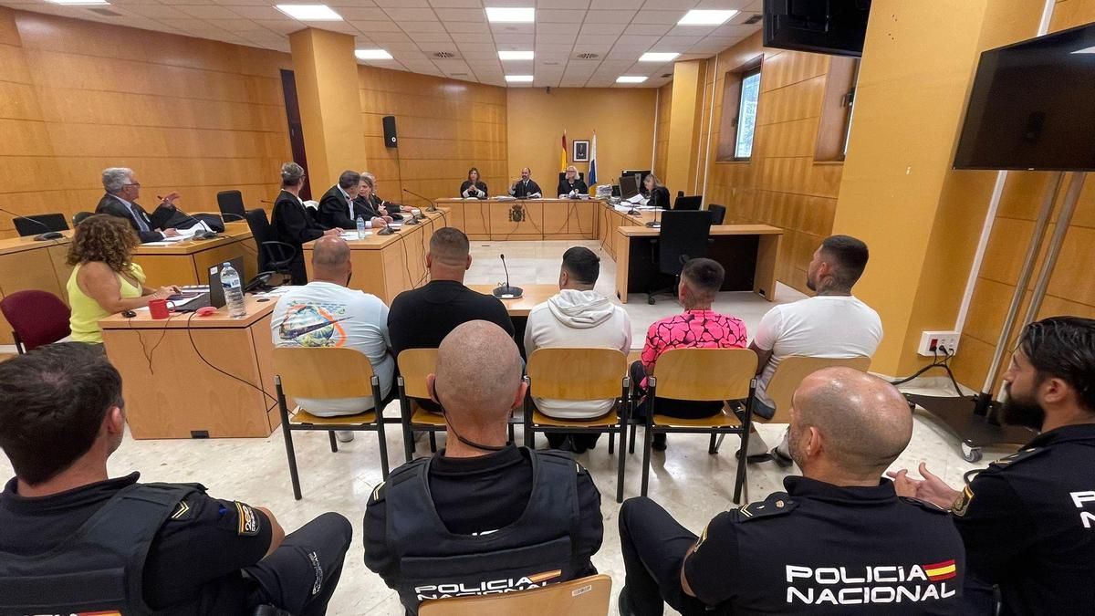 Los acusados durante un momento de la primera sesión del juicio.
