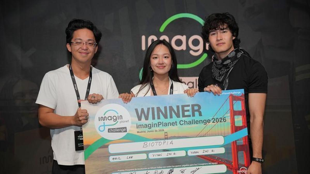 Yuren Zhou QI, Yiyan Zhou QI y Eric Lee, impulsors de Biotopia, guanyadors de la darrera edició de l'ImaginPlanet Challenge.