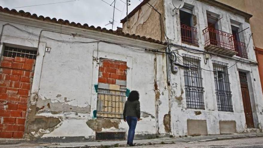 Alcoy aprueba derribar dos casas en ruinas en el Viaducto