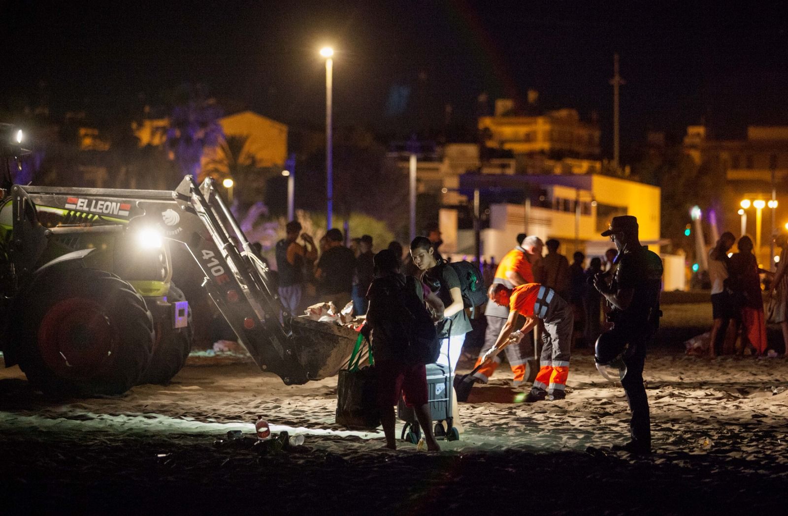 Desalojo y limpieza de las playas tras la noche de San Juan