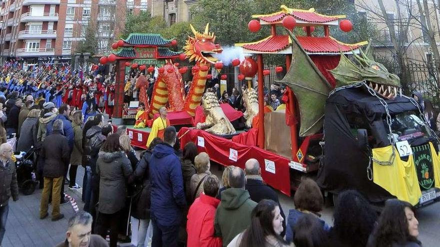 La carroza participante en el Antroxu lenense que homenajeaba la reciente celebración del Año Nuevo chino.