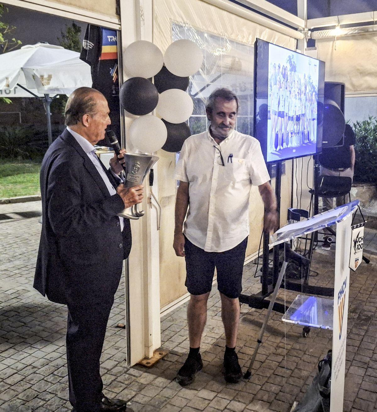 Santi Deó presidente de la RFEH que hizo entrega de la Copa de España de 1931 ganada por el Valencia C.H. frente al Barcelona C.F. y que es su día no se entregó.