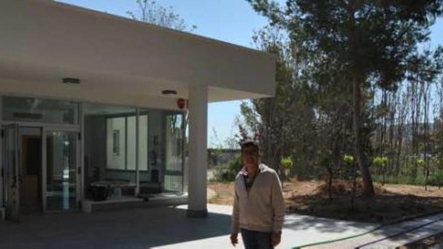 El alcalde de La Romana, Manuel Hernández, visitó ayer las obras del nuevo centro asistencial médico.