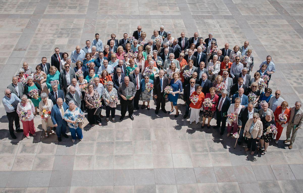 Foto de familia de las 55 parejas homenajeadas por el Ayuntamiento de Castelló, junto a la alcaldesa, Begoña Carrasco.
