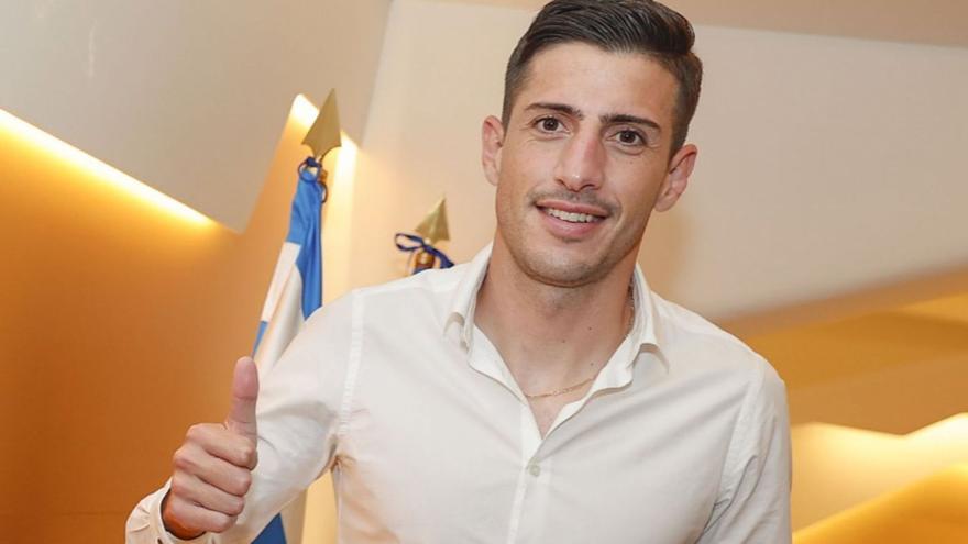 Pablo Chavarría, junto a la bandera del Málaga CF, en las oficinas de La Rosaleda. | MÁLAGA CF