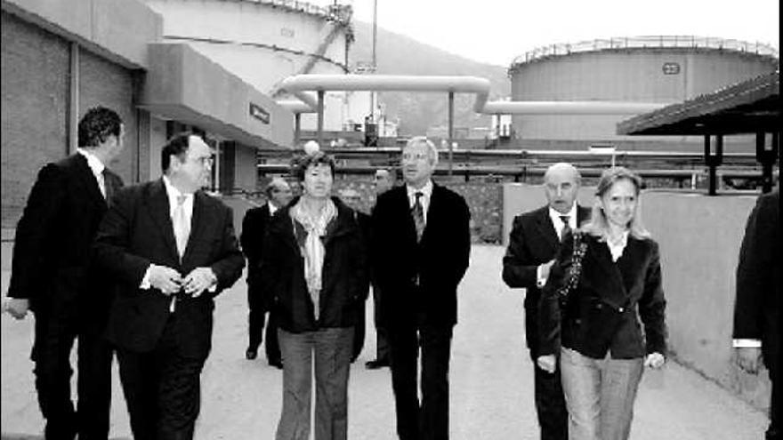 El presidente de Murcia y la alcaldesa de Murcia -Valcárcel y Barreiro, en el centro- visitaron ayer la planta de Repsol