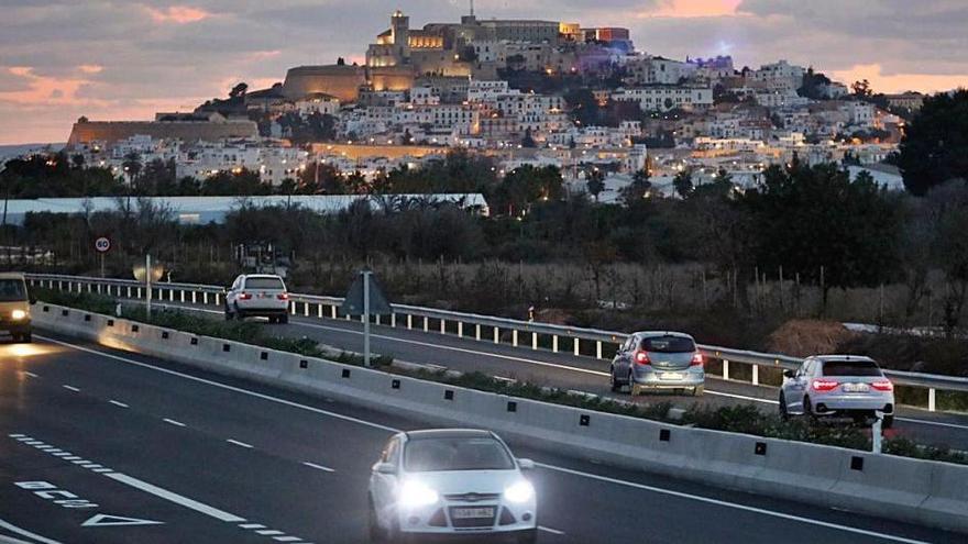 La vía de Santa Eulària, ampliada, en el tramo de Ca na Negreta, con Dalt Vila al fondo.