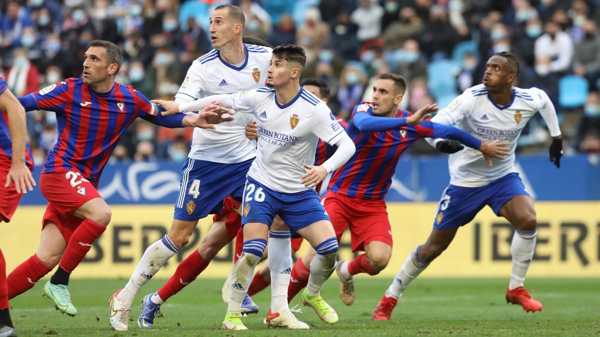 Petrovic, Borja y Jair esperan un balón aéreo ante varios jugadores del Eibar.