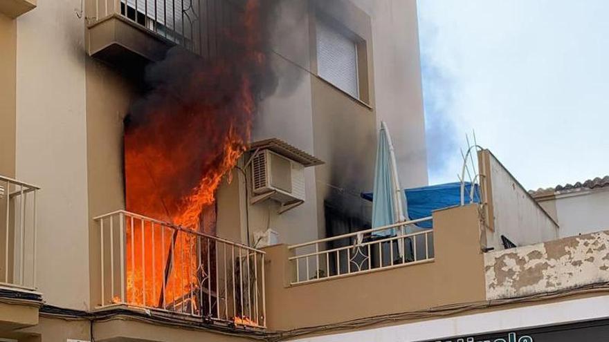 Las llamas han arrasado la vivienda, en un bloque del centro urbano de Baena.