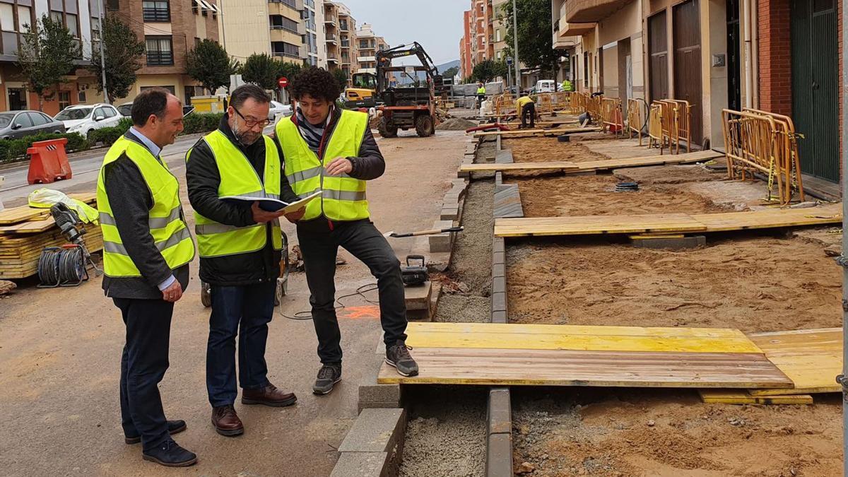 El alcalde, Alfred Remolar (d), visitó los trabajos en la avenida Primero de Mayo, junto a representantes de Facsa.  | MEDITERRÁNEO