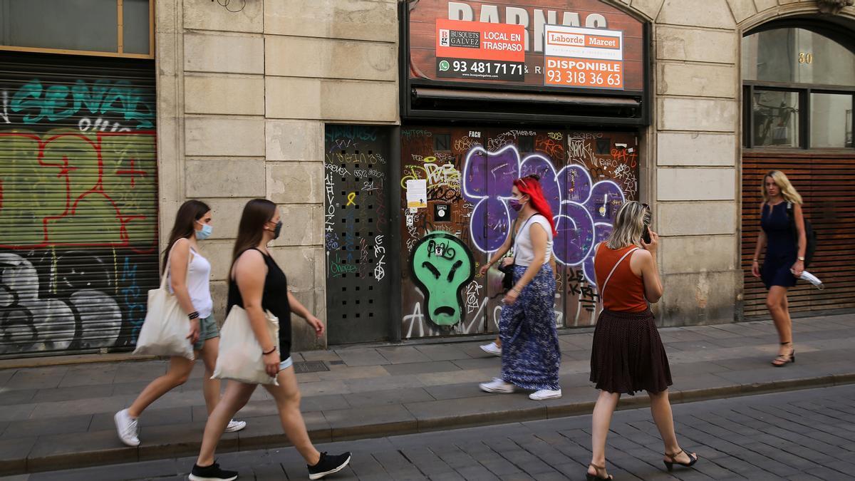 Uno de los muchos locales cerrados en la calle de Ferran.