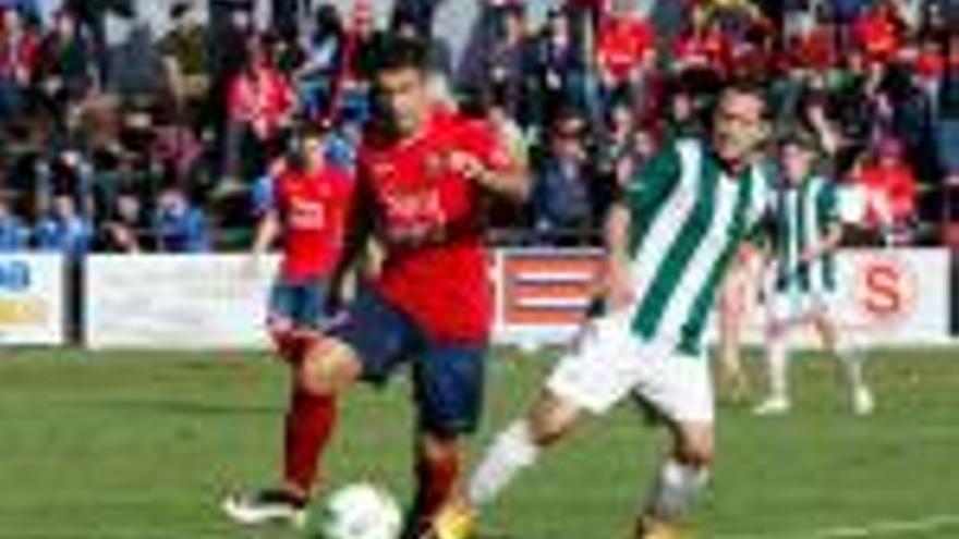 Hèctor Simon (Olot), lluita amb Coro (Peralada) en el duel de la primera volta (1-1).