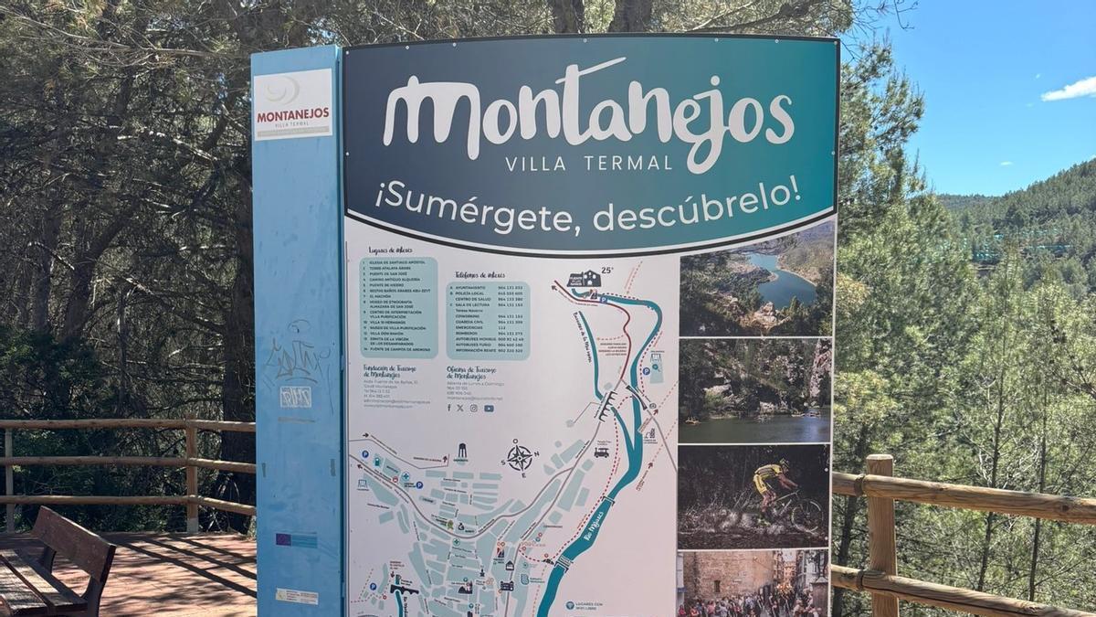 Panel turístico con mapa e información general del destino Montanejos.
